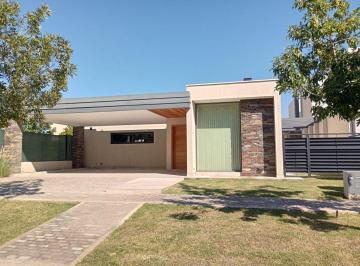 Casa · 220m² · 5 Ambientes · 2 Cocheras · Alquiler Casa B° Viñas del Torreón Luzuriaga Maipú