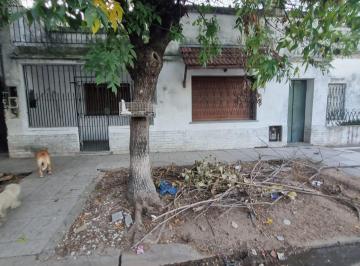FRENTE · Vende Amplia Casa con Gran Fondo de Terreno