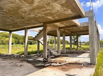 Casa · 1m² · 4 Ambientes · Casa en Venta a Continuar La Obra, Oportunidad
