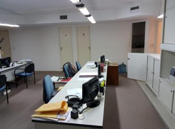 Oficina comercial · 200m² · 1 Cochera · Oficina a La Venta en Zona Centro