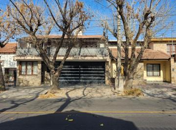 Casa · 232m² · 7 Ambientes · 2 Cocheras · Departamento Ubicado en La Zona de Godoy Cruz