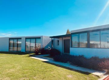 Casa · 180m² · 3 Ambientes · 4 Cocheras · Luminosa Casa a Estrenar en Una Planta en Los Robles, Haras Santa Maria, Sobre 1114 m² de Terreno.