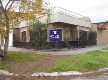 Casa · 150m² · 3 Ambientes · 1 Cochera · Venta Casa 3 Amb. en San Justo Muy Buen Estado con Fondo Libre, Quincho y Garage