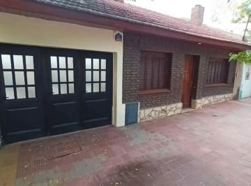 Casa · 105m² · 4 Ambientes · 1 Cochera · Oportunidad en Pleno Centro: Casa de 3 Dorm con Patio y Coch