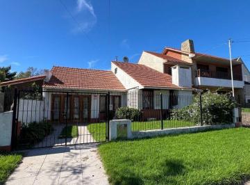 Casa · 132m² · 4 Ambientes · 2 Cocheras · Venta Chalet Parque Cochera en Punta Mogote