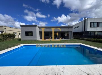 Casa · 220m² · 4 Ambientes · 3 Cocheras · Casa en Venta en Canton