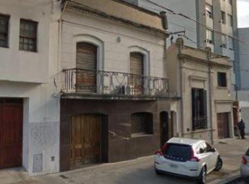 Casa · 226m² · 6 Ambientes · 1 Cochera · Casa en Venta - 3 Dorm. 2 Baños - Cochera - 300 m² - La Plata