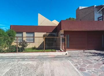 Casa · 195m² · 4 Ambientes · 1 Cochera · Roca - Rosario de Santa Fe 2400