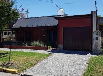 Casa · 154m² · 3 Ambientes · 1 Cochera · Hermosa Casa en Banfield Este. Apta Credito Bancario