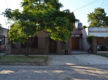 Casa · 226m² · 6 Ambientes · 3 Cocheras · Casa en Venta 6 Amb con Quincho y Pileta
