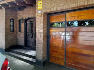 Casa · 330m² · 5 Ambientes · 3 Cocheras · Venta Casa de Categoría en Guaymallén