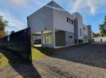 Casa · 250m² · 4 Ambientes · 1 Cochera · Arguello - Alquiler - Housing - Casa 2 Dorm.