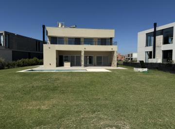 Casa · 200m² · 5 Ambientes · 3 Cocheras · Alquiler de Casa en Villalobos