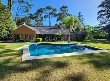 Casa · 270m² · 5 Ambientes · Venta y Alquiler Anual de Espectacular Casa 4 Dorm. E
