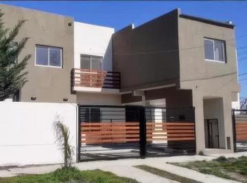 Casa · 80m² · 3 Ambientes · 1 Cochera · Dúplex en Venta - 3 Dorm. 2 Baños - 80 m² - Marcos Paz