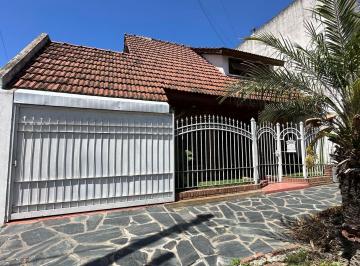 Casa · 140m² · 4 Ambientes · 3 Cocheras · Casa 4 Amb. en Venta en Villa Tesei