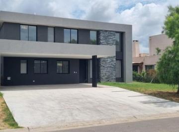 Casa · 246m² · 5 Ambientes · 2 Cocheras · Casa Chalet en Venta en San Matias, Escobar, G. B. a. Zona Norte
