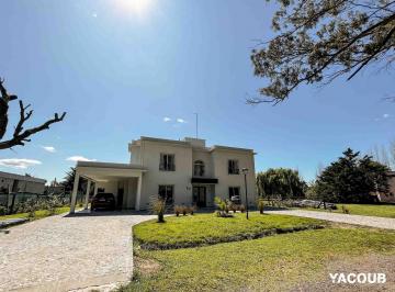 Casa · 300m² · 4 Ambientes · 3 Cocheras · Casa en Venta - 3 Dorm. 3 Baños - Cocheras - 320 m² - La Plata