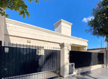 Casa · 170m² · 4 Ambientes · 2 Cocheras · Casa en Venta - 3 Dorm. 2 Baños - Cochera - 232 m² - San Nicolás de Arroyos