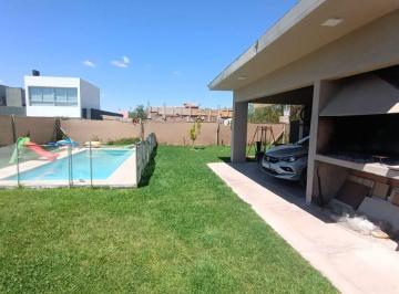 Casa · 160m² · 8 Ambientes · 2 Cocheras · Casa en Alquiler con Piscina en Barrio Privado!