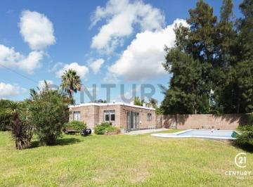 Oficina comercial · 900m² · 5 Ambientes · 1 Cochera · Venta Casa en Funes con Amplio Lote y Pileta