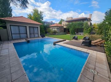 piscina · Venta Casa Categoría Barrio Pueyrredón. Chacras de Coria.