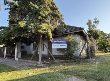 Casa · 122m² · 4 Ambientes · 4 Cocheras · Chalet en Venta en Jose León Suarez - Lote 291 m²
