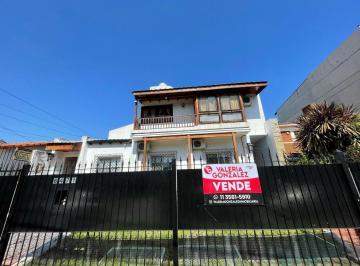 Casa · 357m² · 5 Ambientes · 4 Cocheras · Casa en Venta con 3 Viviendas, Cochera Para 4 Autos, Jardín y Quincho con Parrilla - Wilde