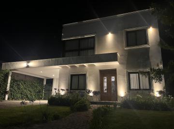 Casa de 4 ambientes, Luján de Cuyo · Casa Lar de Boedo, 3 Dorm, 4 Baños, 2 Cocheras, Jardín, Piscina, Apto Crédito