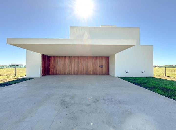 Casa · 204m² · 6 Ambientes · 3 Cocheras