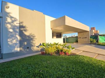 Casa · 172m² · 3 Dormitorios · 2 Cocheras · Casa en Alto Verde 3