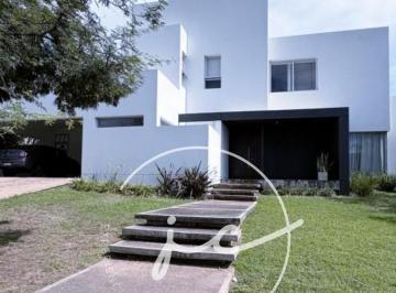 Casa · 300m² · 4 Ambientes · 2 Cocheras · Casa en Venta en La Rufina con 3 Dorm.