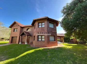 Casa · 244m² · 5 Ambientes · Casa con Piscina Multifamiliar en Las Gaviotas