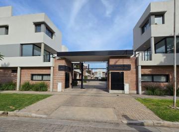 Casa · 73m² · 4 Ambientes · 1 Cochera · Casa en PH Alquiler Dos Dorm. Cochera Baigorria Santa Fe