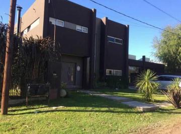Casa · 180m² · 4 Ambientes · 2 Cocheras · Casa en Venta - 3 Dorm. 4 Baños - Cochera - 576 m² - City Bell, La Plata