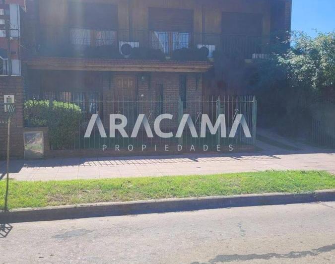Casa · 176m² · 5 Ambientes · 1 Cochera