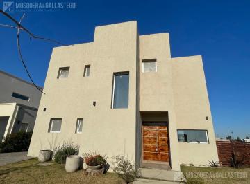 Casa · 141m² · 5 Ambientes · Casa - Santa Lucia