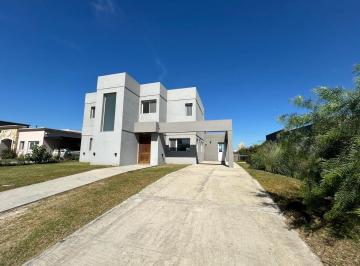 Casa · 200m² · 4 Ambientes · 4 Cocheras · Casa en Venta en San Sebastián, Área 8, Escobar