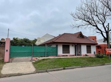 Casa · 100m² · 3 Ambientes · 1 Cochera · En Alquiler | Hermosa Casa con 2 Dorm. en Moreno Centro (Lado Norte) - con Entrada de Auto