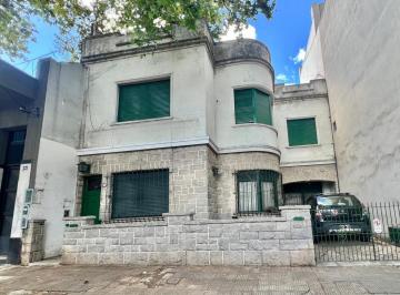 Casa · 200m² · 6 Ambientes · 1 Cochera · Casa Para Destino Profesional