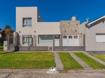 Casa · 166m² · 5 Ambientes · Casa Estilo Moderno en El Barrio Parque Luro.