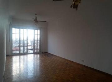 Departamento de 4 ambientes, Balvanera · Departamento 4 Ambientes con Balcón Al Frente en Muy Buen Estado
