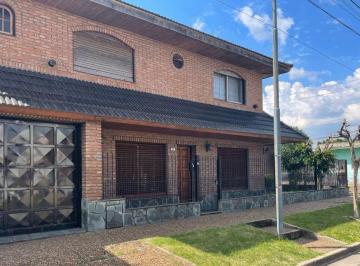 Casa · 181m² · 4 Ambientes · 3 Cocheras · Venta Casa Villa Tesei 4 Ambientes