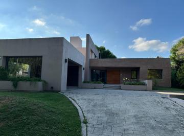 Casa · 330m² · 6 Ambientes · 2 Cocheras · Venta de Casa en Lomas de La Carolina de 3 Dorm.