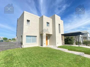 Casa · 140m² · 4 Ambientes · Casa en Alquiler en Santa Elisa, Pilar del Este, Pilar