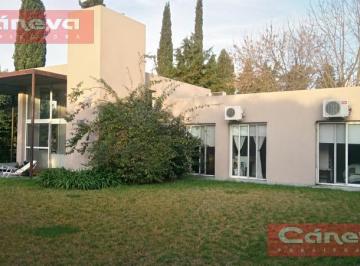Casa · 190m² · 6 Ambientes · Galapagos Casa de Diseño* Venta U$d 235.000. - Desarrollada en Planta Baja *venta con Renta
