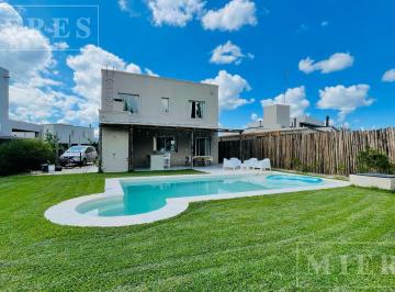 Casa · 160m² · 5 Ambientes · 2 Cocheras · Muy Linda y Moderna Casa en Venta en Vila Marina II, Villanueva.