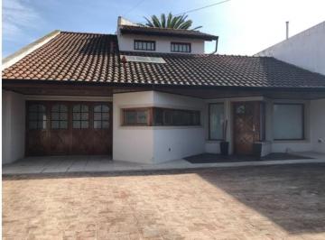 Casa · 230m² · 4 Ambientes · 4 Cocheras · Casa en Venta - 3 Dorm. 2 Baños - Cocheras - 520 m² - Mar del Plata