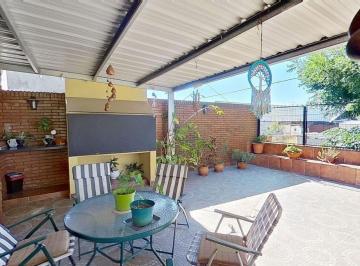 Casa · 269m² · 4 Ambientes · 1 Cochera · Venta Casa 4 Amb en V Lynch Coch - Apta Credito