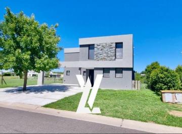 Casa · 227m² · 4 Ambientes · 2 Cocheras · Casa en Barrio Privado San Matias Al Lago